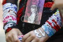 Una persona hace fila para el concierto de la cantante estadounidense Taylor Swift, en las inmediaciones del estadio Santiago Bernabéu, este miércoles en Madrid.