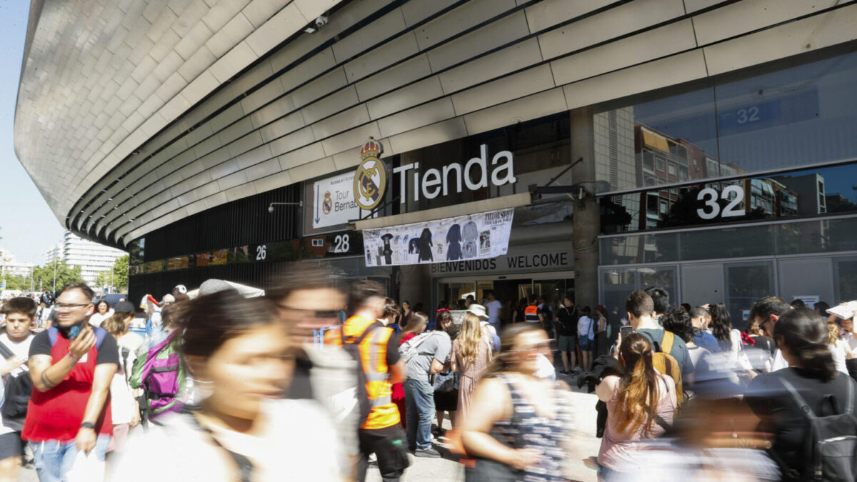 Varias personas a las puertas de la tienda de 'fans' de Taylor Swift en el Bernabeu