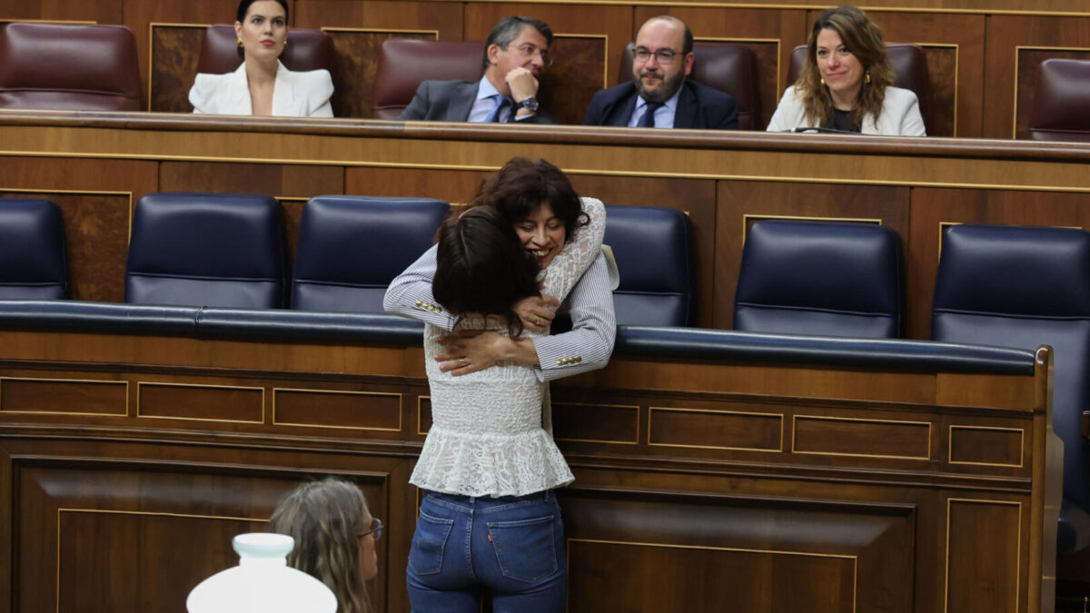 La ministra de Igualdad, Ana Redondo (detrás), se abraza con la diputada del PSOE Andrea Fernández