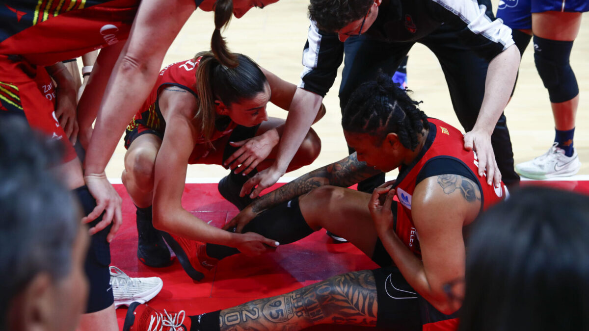 La base estadounidense de Casademont Zaragoza, Tanaya Atkinson, se duele durante el encuentro correspondiente a las semifinales de la Liga FEndesa que disputan hoy jueves Casademont Zaragoza y Valencia Basket en el pabellón Príncipe Felipe de Zaragoza.