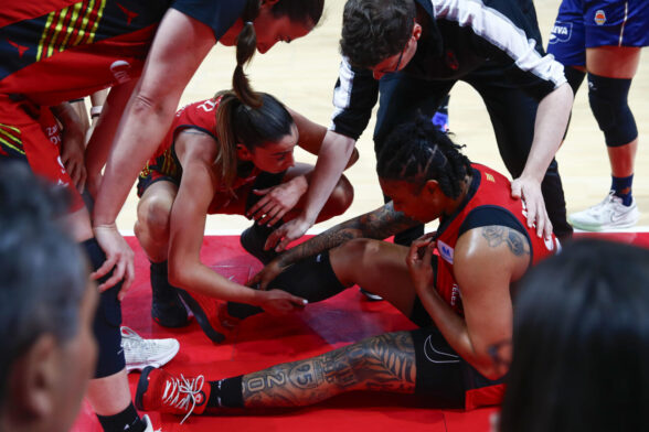 La base estadounidense de Casademont Zaragoza, Tanaya Atkinson, se duele durante el encuentro correspondiente a las semifinales de la Liga FEndesa que disputan hoy jueves Casademont Zaragoza y Valencia Basket en el pabellón Príncipe Felipe de Zaragoza.
