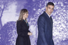 El presidente del Gobierno, Pedro Sánchez y su mujer, Begoña Gómez, a su llegada a la capilla ardiente de Miguel Barroso, secretario de Estado de Comunicación en el primer Gobierno de José Luis Rodríguez Zapatero y miembro del Consejo de Administración de PRISA, que falleció el sábado en Madrid, instalada en el madrileño tanatorio de San Isidro.