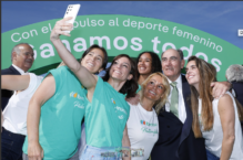 Deportistas de las 35 federaciones patrocinadas por Iberdrola. El presidente de Iberdrola con las embajadoras de la compañía.