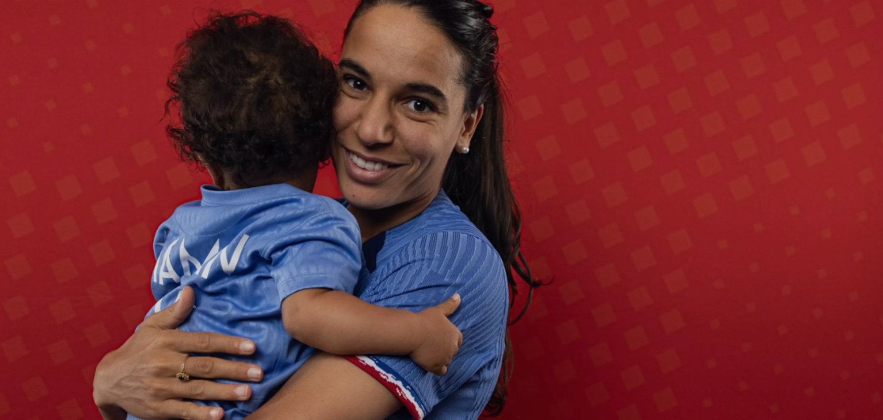 Amel Majri posa con su hijo en la previa del Mundial de 2023