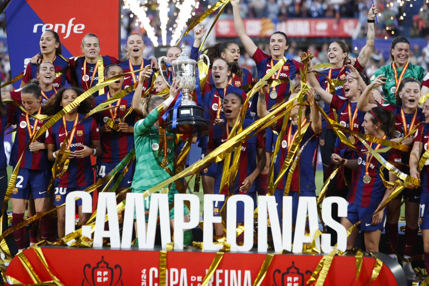 ZARAGOZA, 18/05/2024.- Las jugadoras del Barcelona celebran con el trofeo de campeonas tras imponerse a la Real Sociedad en final de la Copa de la Reina de fútbol que FC Barcelona y Real Sociedad han disputado este sábado en el estadio de La Romareda, en Zaragoza. EFE/Javier Belver