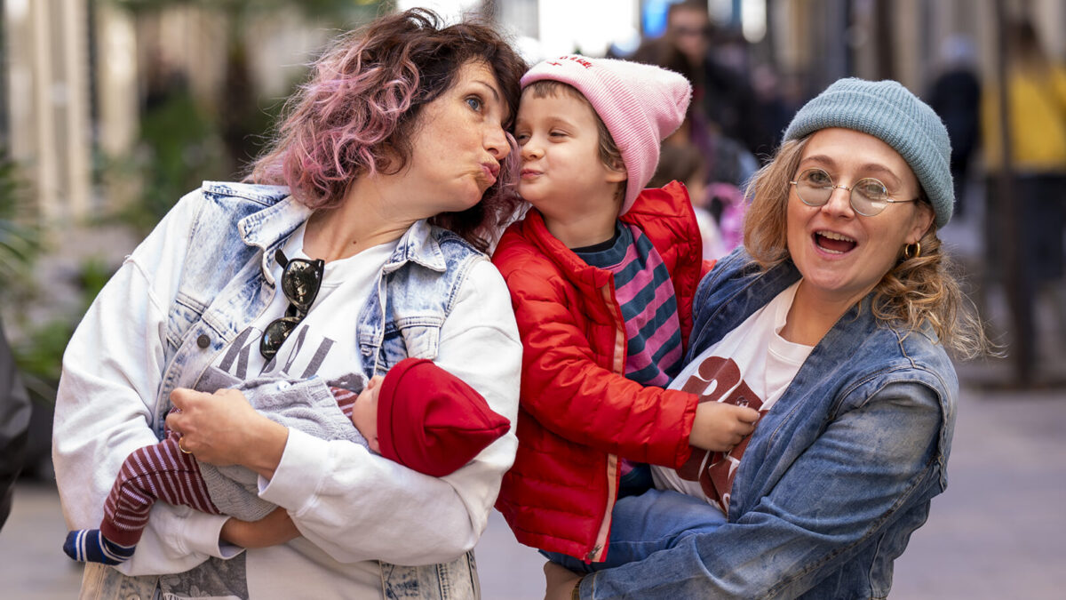 Chiara Soldatini y Christine Herin con sus hijos Arturo, el mayor, y Sirio, el bebé, Barcelona, 28 de Marzo de 2024.