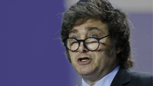 El presidente de Argentina, Javier Melei, advierte de los riesgos de competencia de la operación.