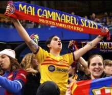 Laia Gisbert durante un partido animando al FC Barcelona