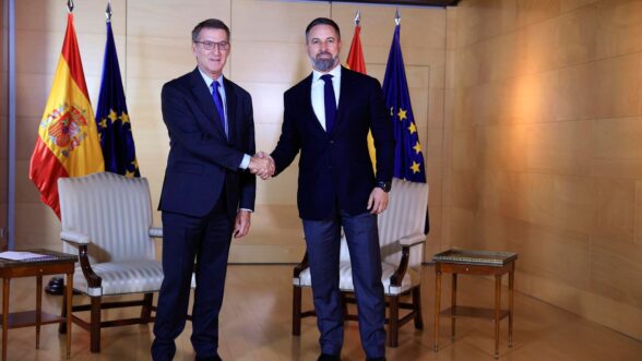El líder del PP, Alberto Núñez Feijóo, durante una reunión con el presidente de Vox, Santiago Abascal.