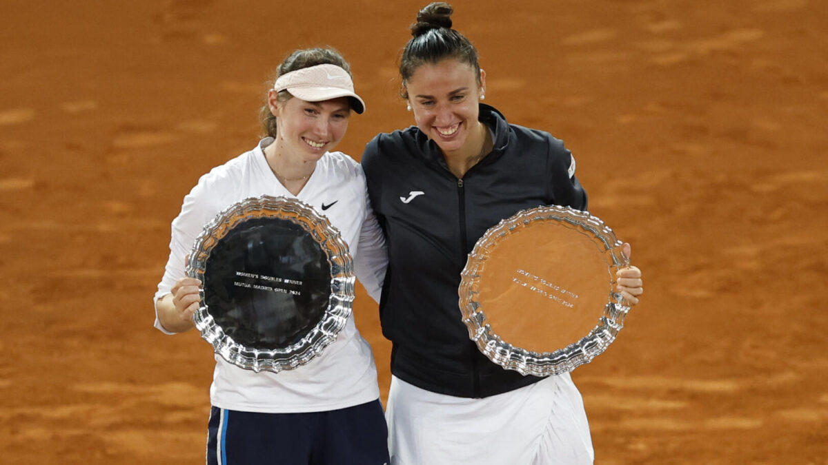 La pareja formada por las españolas Cristina Bucsa y Sara Sorribes Tormo (d) en el podio tras imponerse vencedoras del Mutua Madrid Open después de vencer a la pareja formada por la checa Barbora Krejciková y la alemana Laura Siegemundo, en la final de dobles femenina, este domingo en las instalaciones de la Caja Mágica, en Madrid.