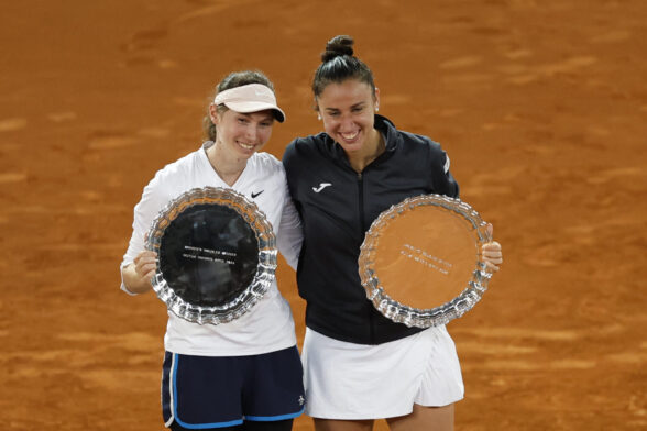 La pareja formada por las españolas Cristina Bucsa y Sara Sorribes Tormo (d) en el podio tras imponerse vencedoras del Mutua Madrid Open después de vencer a la pareja formada por la checa Barbora Krejciková y la alemana Laura Siegemundo, en la final de dobles femenina, este domingo en las instalaciones de la Caja Mágica, en Madrid.