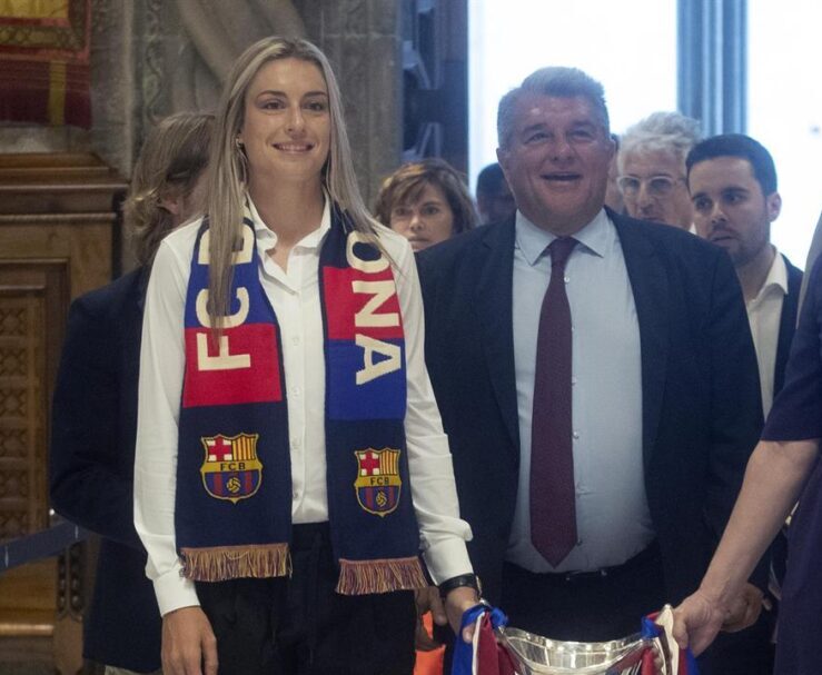 Alexia Putellas junto al Presidente del FC Barcelona Joan Laporta en la celebración de la Champions League el año pasado