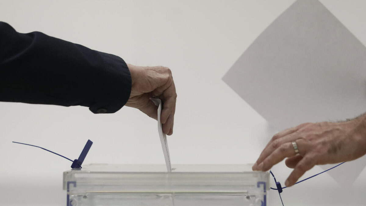 Voto depositado en la urna electoral en el colegio electoral instalado en el Instituto de Educación Continua (UPF) del barrio de L,Eixample de Barcelona, este domingo.
