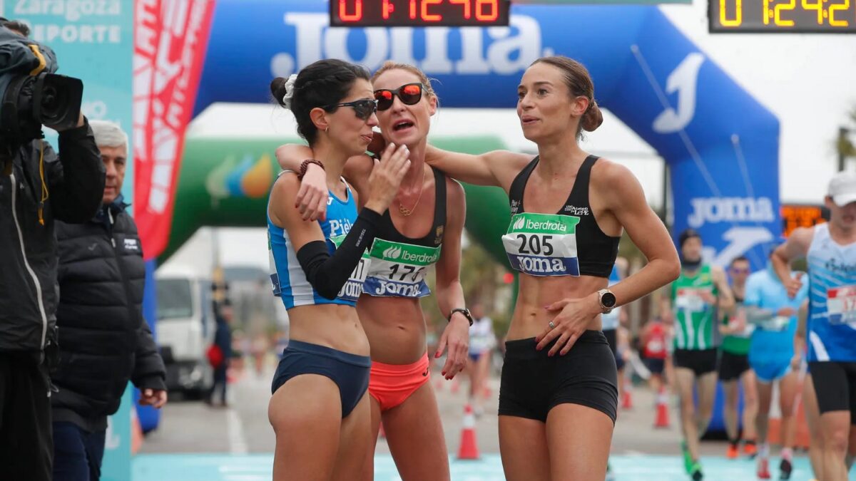 Las atletas Cristina Montesinos, Raquel González y Laura García Caro