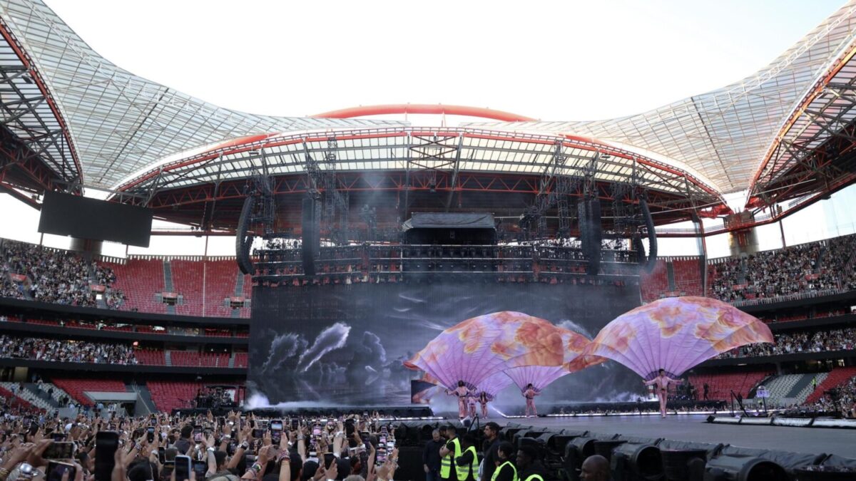 Los fans animan durante el concierto de la cantante y compositora estadounidense Taylor Swift en el Estadio Luz de Lisboa, Portugal, 24 de mayo de 2024. Taylor Swift realizará dos conciertos en Lisboa los días 24 y 25 de mayo. como parte de The Eras Tour.