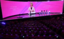 La Presidenta de la Comisión Europea, Ursula von der Leyen (5-R), candidata al Partido Popular Europeo, vista en una gran pantalla durante el debate de Eurovisión 2024 para la presidencia de la Comisión Europea, tomando Lugar en el hemiciclo del Parlamento Europeo en Bruselas, Bélgica, 23 de mayo de 2024.