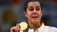 Carolina Marín posando con su medalla de oro en los Juegos de Río 2016.
