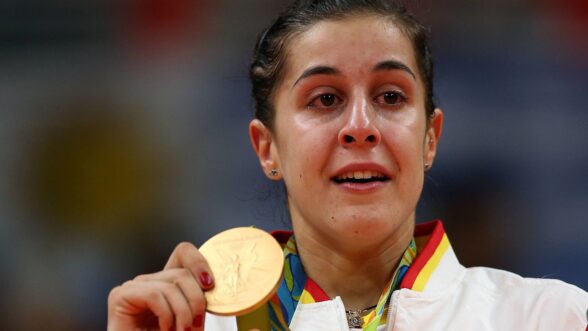 Carolina Marín posando con su medalla de oro en los Juegos de Río 2016.
