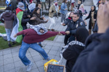 Un estudiante se resiste a un miembro de la policía en una protesta universitaria propalestina este jueves, en la Ciudad Universitaria de Nueva York (EE.UU.)