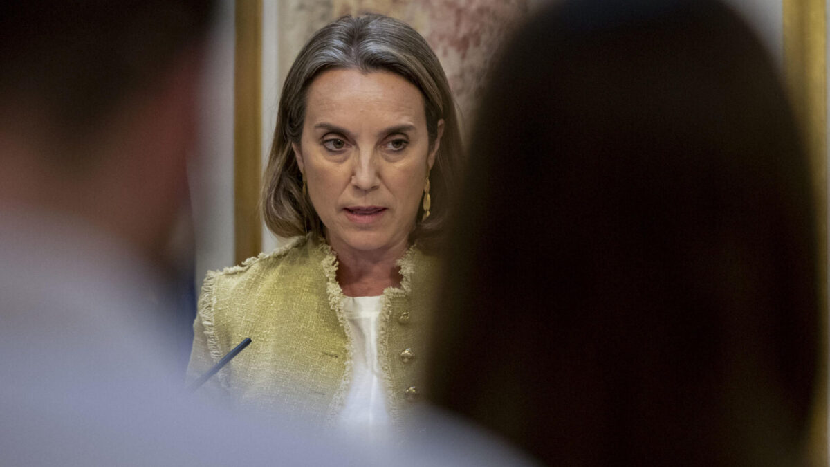 La secretaria general del PP, Cuca Gamarra, realiza declaraciones a los medios durante el pleno del Congreso de los Diputados celebrado este martes.