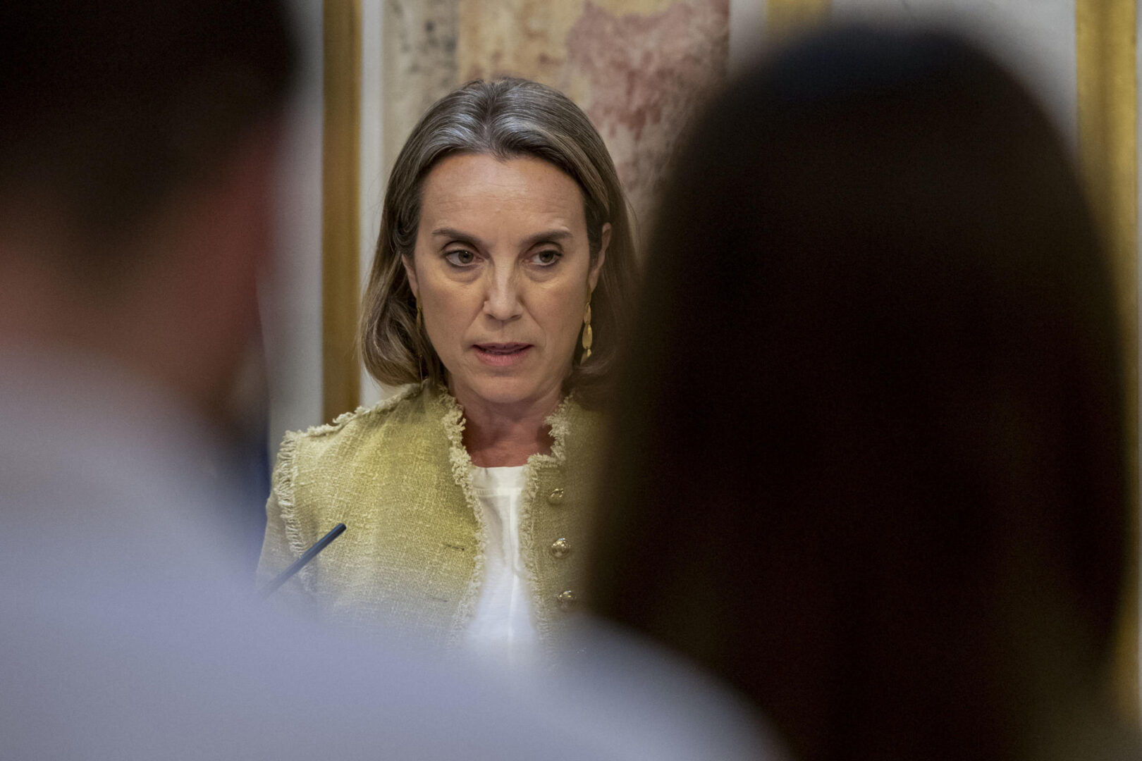 La secretaria general del PP, Cuca Gamarra, realiza declaraciones a los medios durante el pleno del Congreso de los Diputados celebrado este martes.