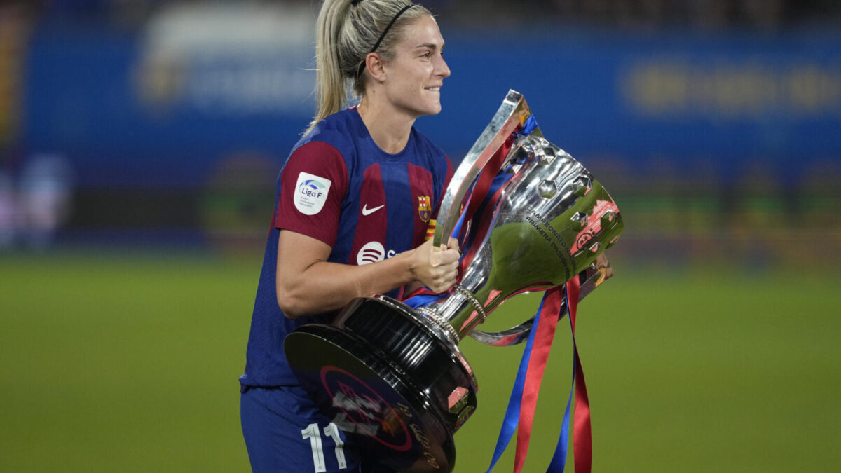 Alexia con la Copa de la Liga