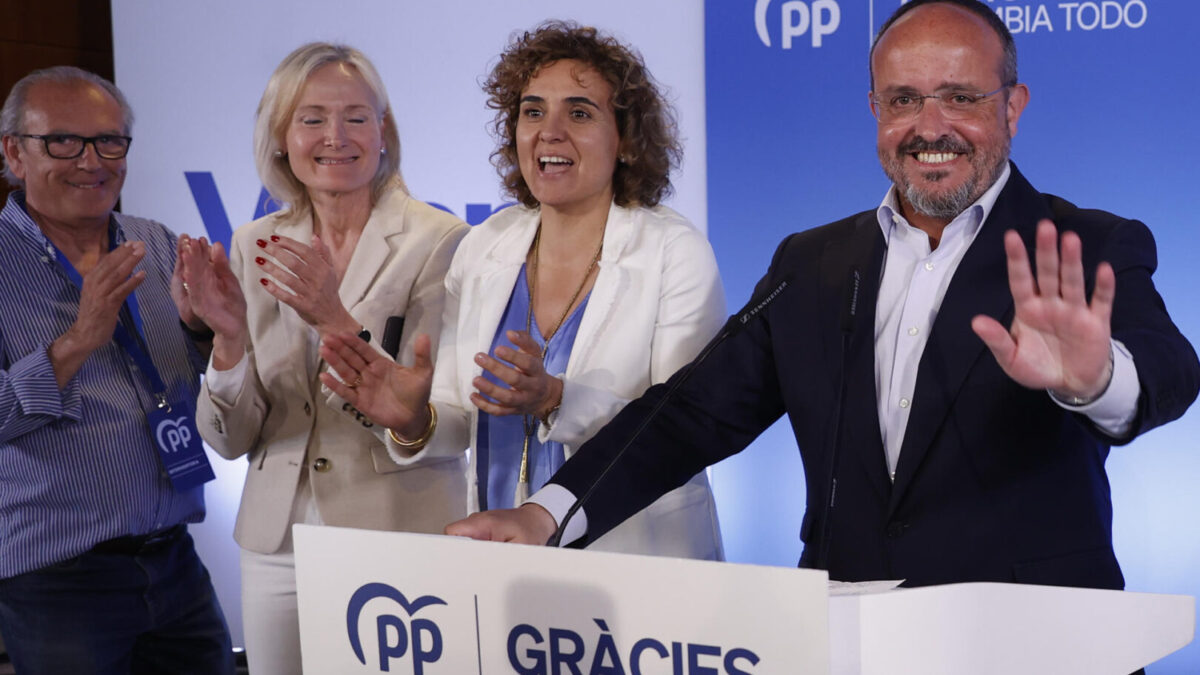 El candidato del PP a la presidencia de la Generalitat, Alejandro Fernández y la cabeza de lista del Partido Popular para las elecciones europeas, Dolors Montserrat, entre otros asistentes durante la valoración de los resultados electorales catalanes tras el cierre de los colegios hoy domingo en Barcelona.
