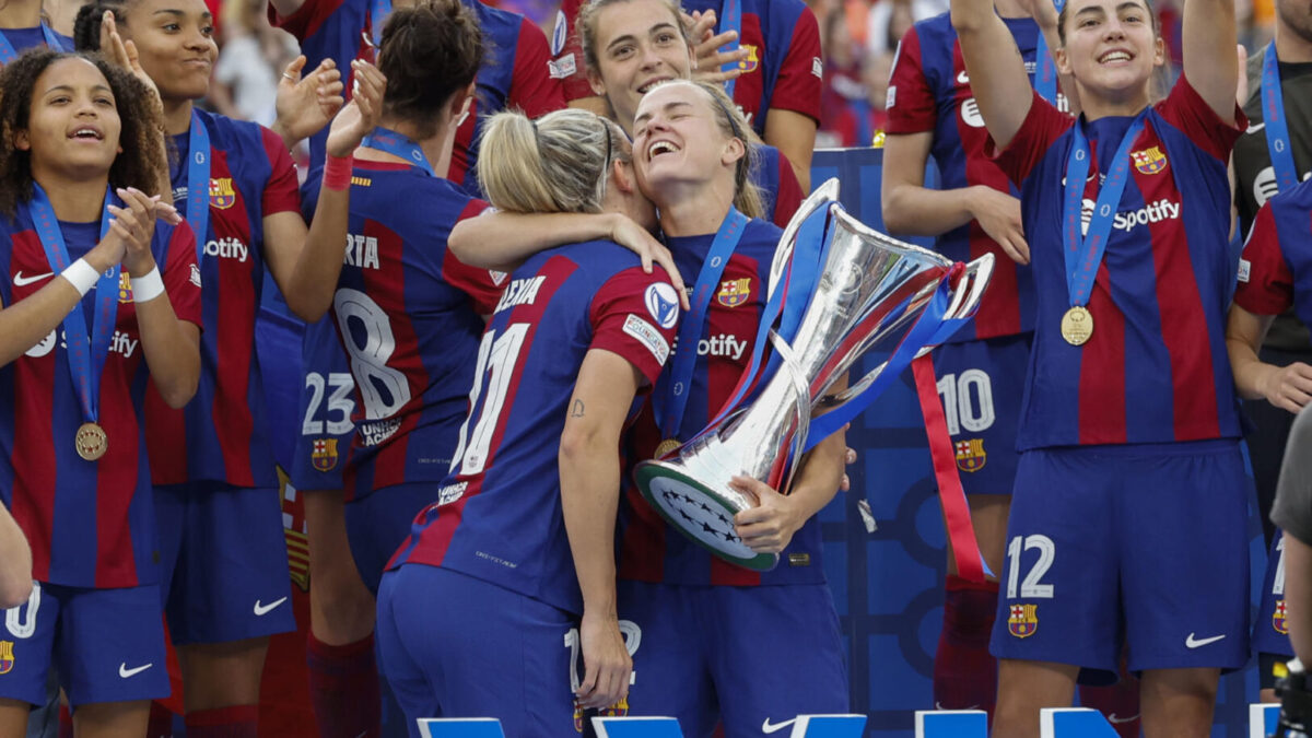 Las jugadoras del FC Barcelona celebran con el trofeo la victoria tras la final de la Liga de Campeones entre el FC Barcelona y el Olympique de Lyon este sábado en el estadio de San Mamés, en Bilbao. EFE/Miguel Tona