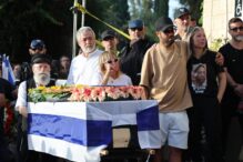 Familiares del rehén israelí Hanan Yablonka, de 42, en el Cementerio Kiryat Shaul, en Tel Aviv