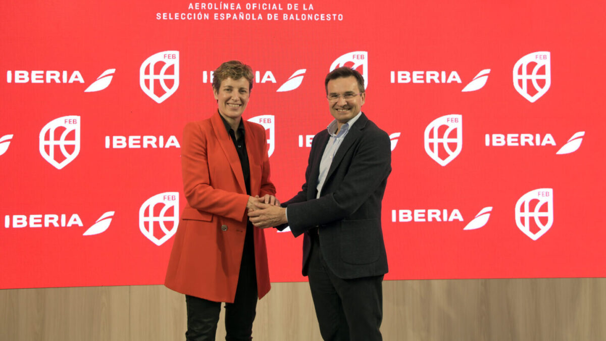 El presidente de Iberia, Marco Sansavini, y la presidenta de la FEB, Elisa Aguilar