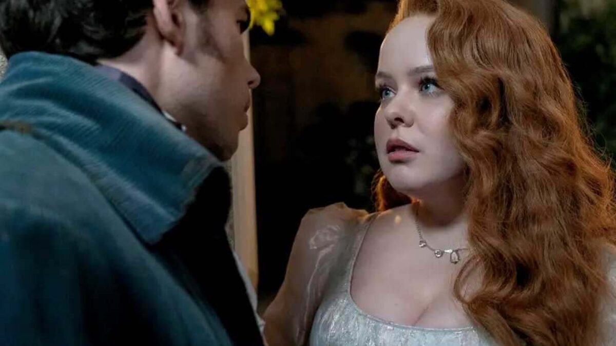 Luke Newton como Colin Bridgerton y Nicola Coughlan como Penelope Featherington en la temporada 3