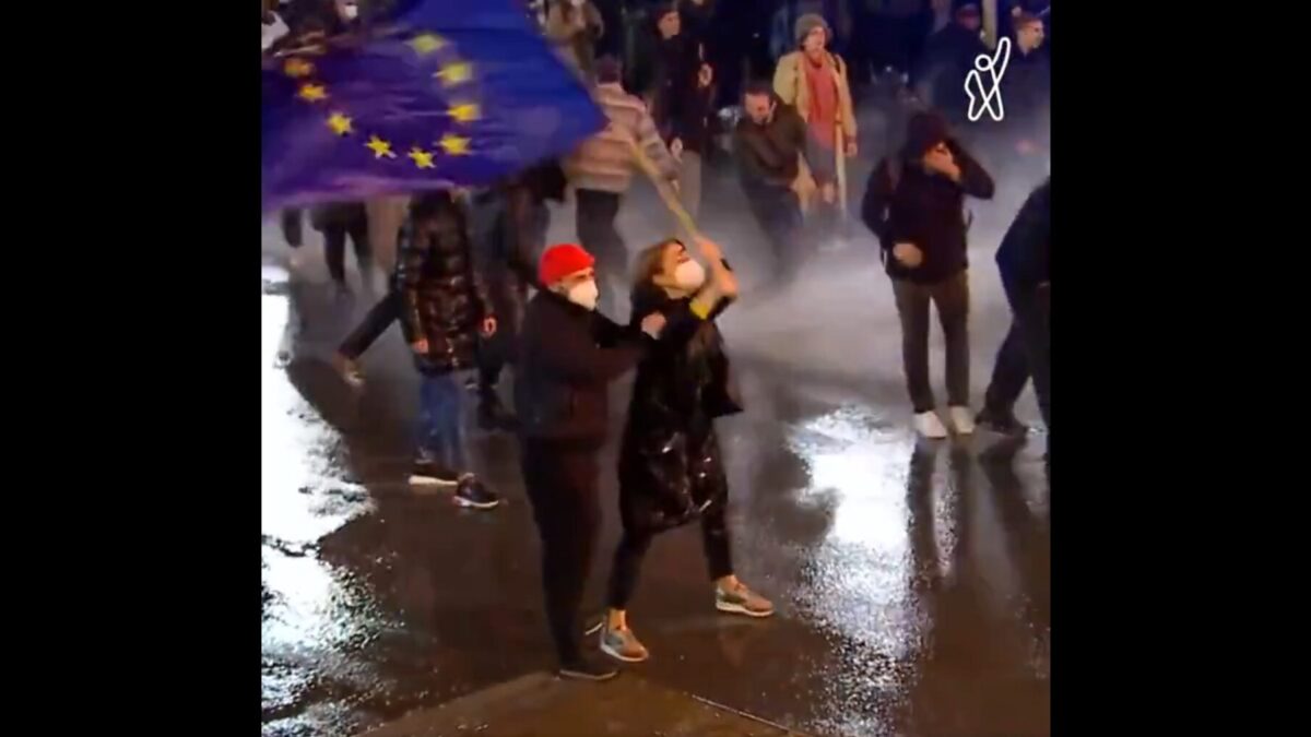 La mujer georgiana con la bandera de la UE - Internacional
