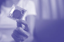 una imagen de un preservativo en una mano