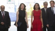 Doña Letizia y su nueva secretaria, Dolores Ocaña, en un acto del ministerio de Agricultura en 2019