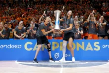Torrens y Carrera, con el trofeo de campeonas.