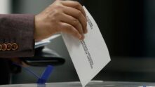 Voto depositado en la urna electoral en el colegio electoral instalado en Barcelona.