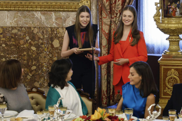 La princesa Leonor y su hermana, la infanta Sofía, durante el almuerzo en el Palacio Real en Madrid con motivo de la conmemoración del décimo aniversario del reinado de Felipe VI, este miércoles.