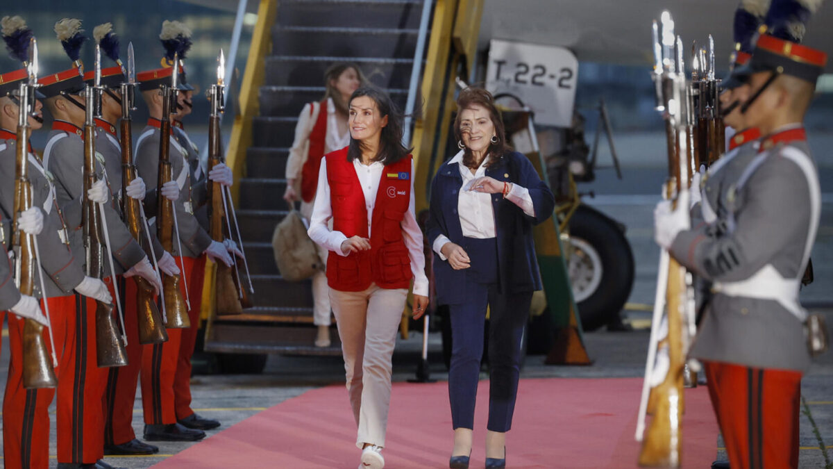 La reina Letizia es recibida por la viceministra guatemalteca de Relaciones Exteriores, María Luisa Ramírez, a su llegada a Guatemala