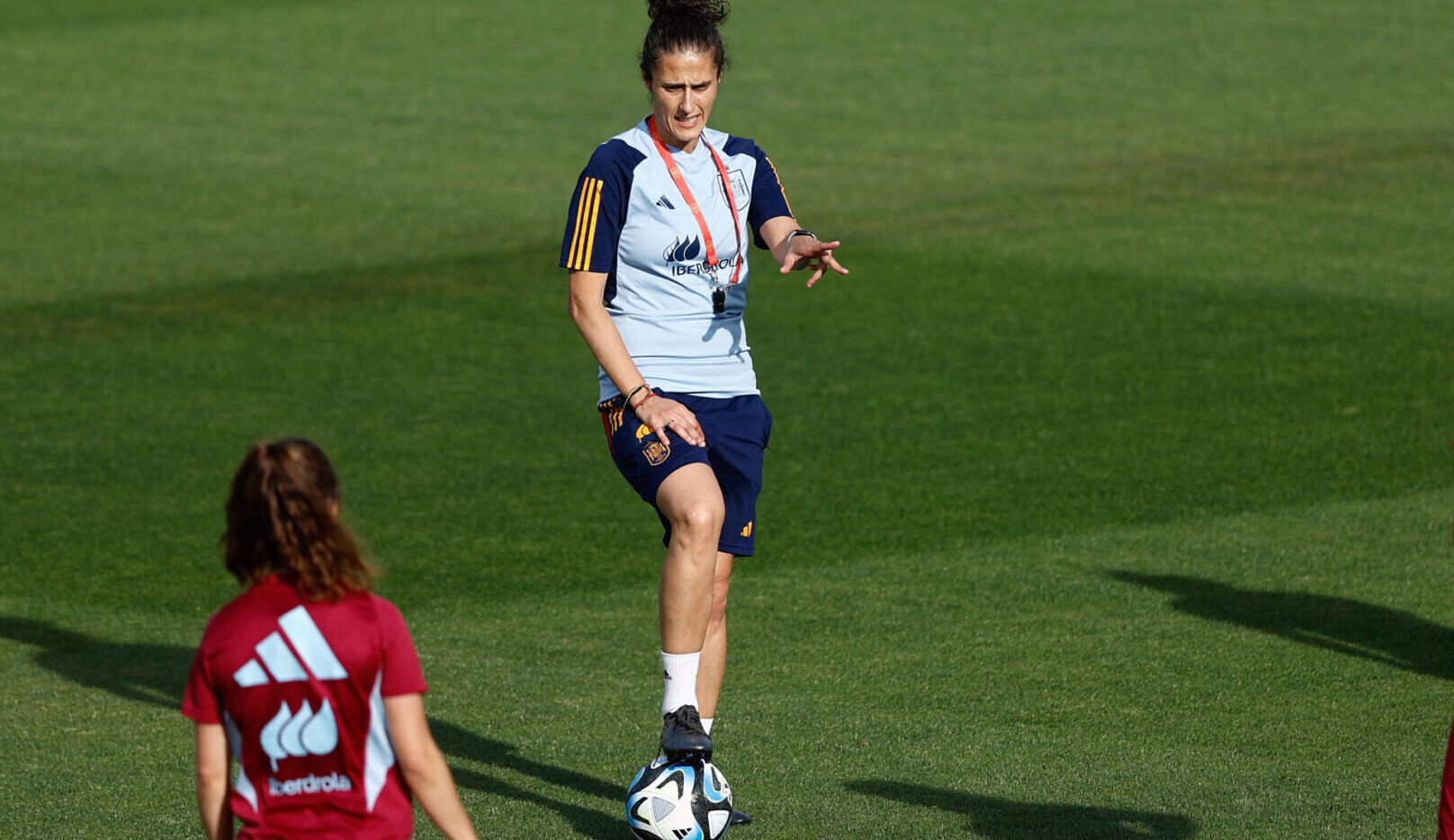 La entrenadora de la selección española, Montse Tomé, dirige un entrenamiento. EFE/ Rodrigo Jiménez