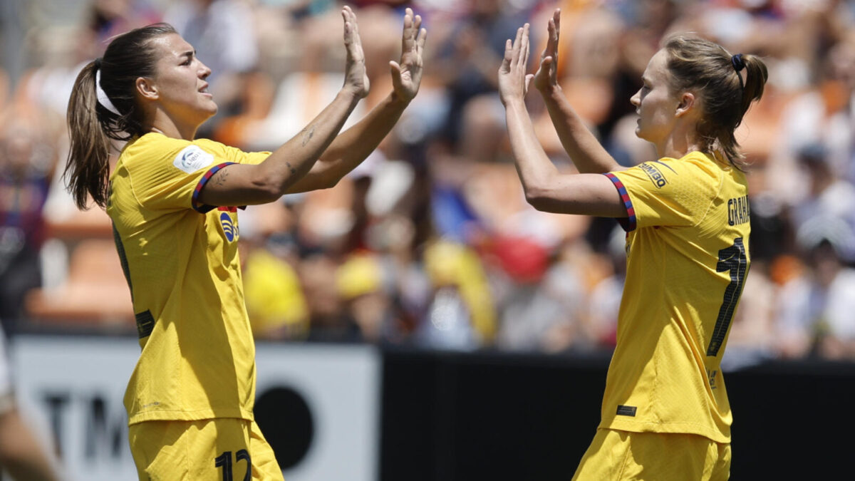 La centrocampista del FC Barcelona Caroline Hansen celebra con su compañera Patri Guijarro tras el tercer gol. EFE/Kai Forsterling