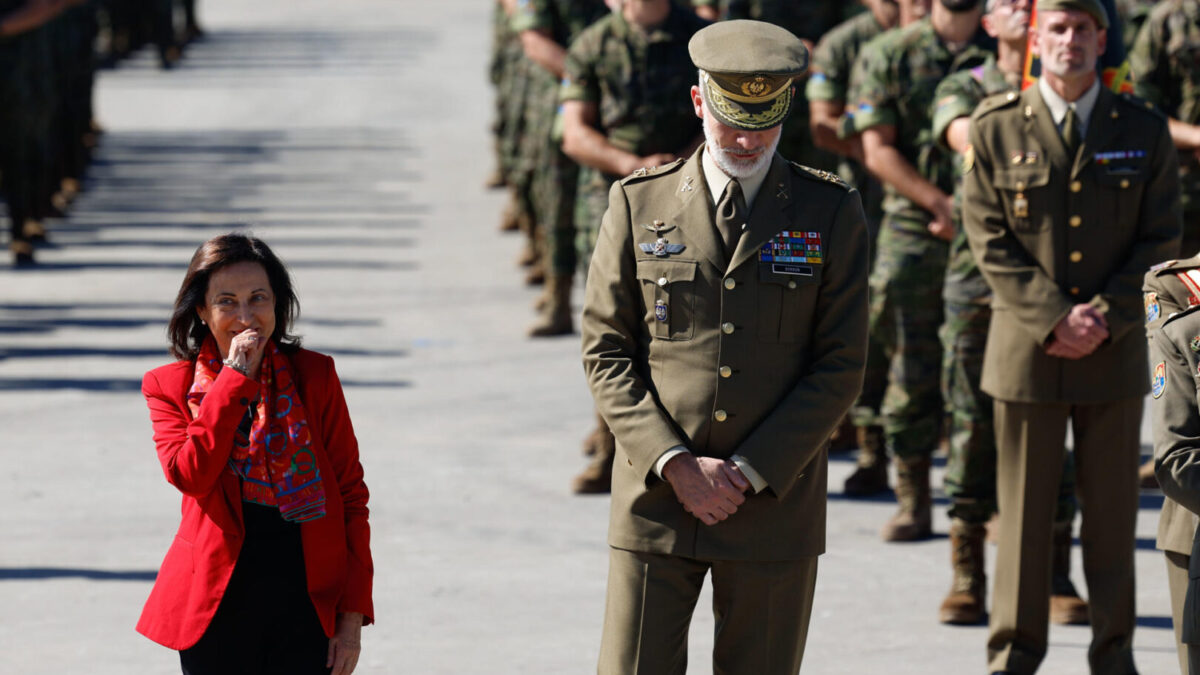 El rey Felipe VI y la ministra de Defensa, Margarita Robles, junto al destacamento español durante su visita a la base de Adazi, este martes en Letonia.