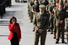 El rey Felipe VI y la ministra de Defensa, Margarita Robles, junto al destacamento español durante su visita a la base de Adazi, este martes en Letonia.