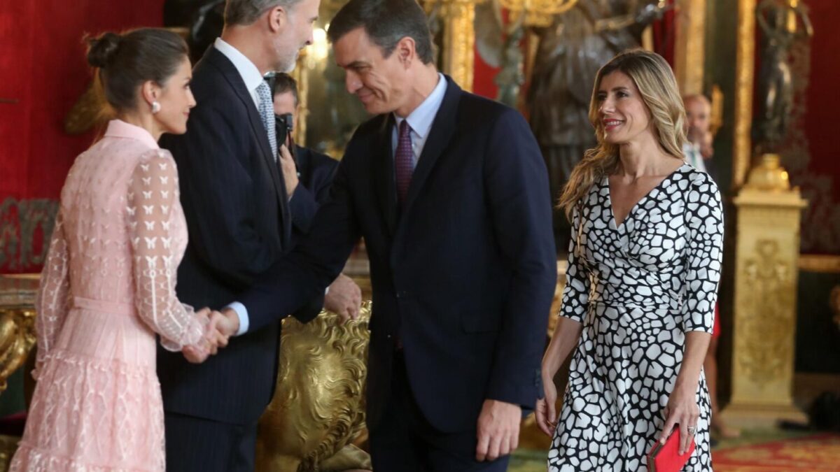 los Reyes, el presidente del Gobierno y su mujer, en el Palacio Real con motivo de la Fiesta Nacional