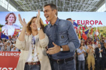 Pedro Sánchez y Teresa Ribera durante un acto de campaña en Valladolid, este sábado