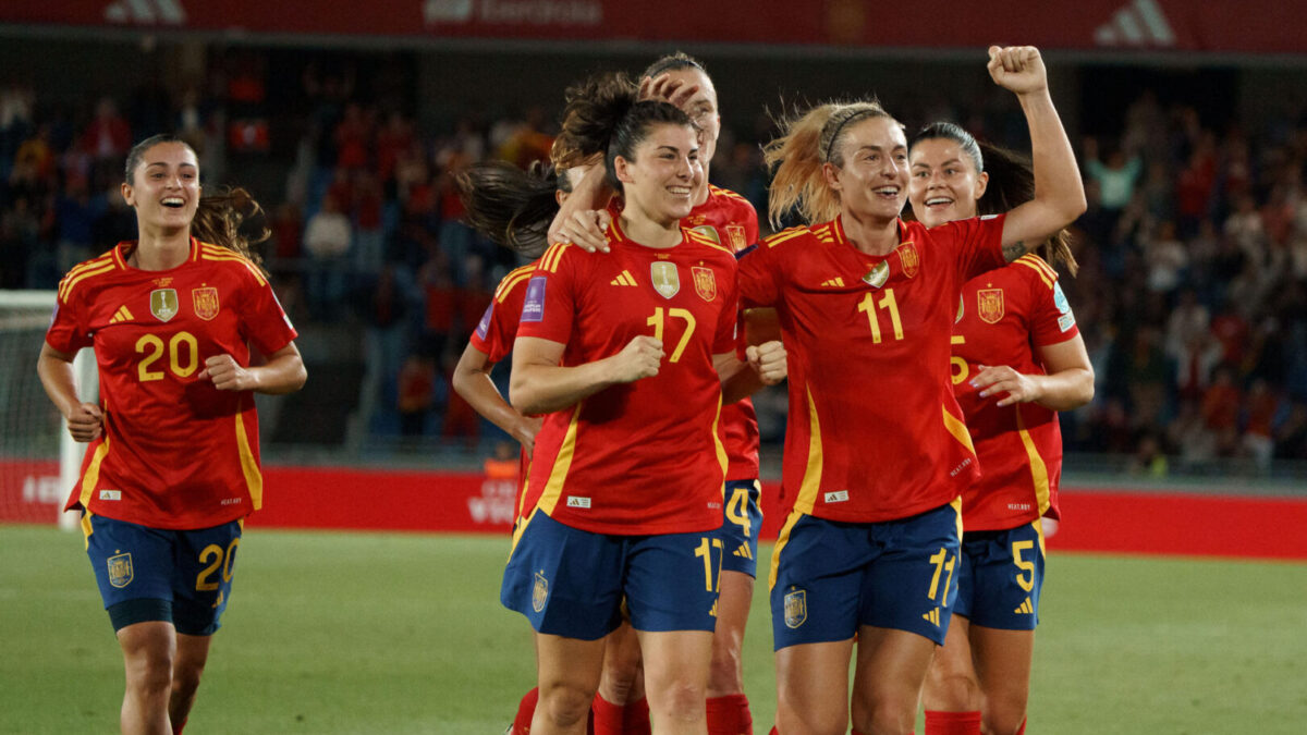 SANTA CRUZ DE TENERIFE, 04/06/2024.- La delantera de la selección de España Lucía García (2i) celebra con sus compañeras su gol, tercero de las españolas frente a las danesas, durante el partido clasificatorio para la Eurocopa 2025 que los combinados femeninos de España y Dinamarca disputan este martes en Santa Cruz de Tenerife. EFE/Ramón de la Rocha