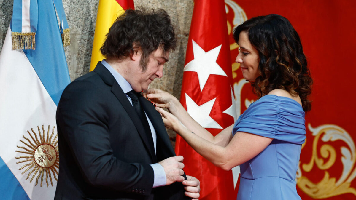 MADRID , 21/06/2024.- La presidenta de la Comunidad de Madrid, Isabel Díaz Ayuso, entrega la Medalla Internacional de la Comunidad de Madrid al presidente de Argentina, Javier Milei, este viernes en la sede del Gobierno regional. EFE/ Daniel González