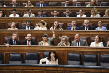 La diputada del PP, María del Mar González muestra el sentido del voto durante el pleno del Congreso este jueves en Madrid.
