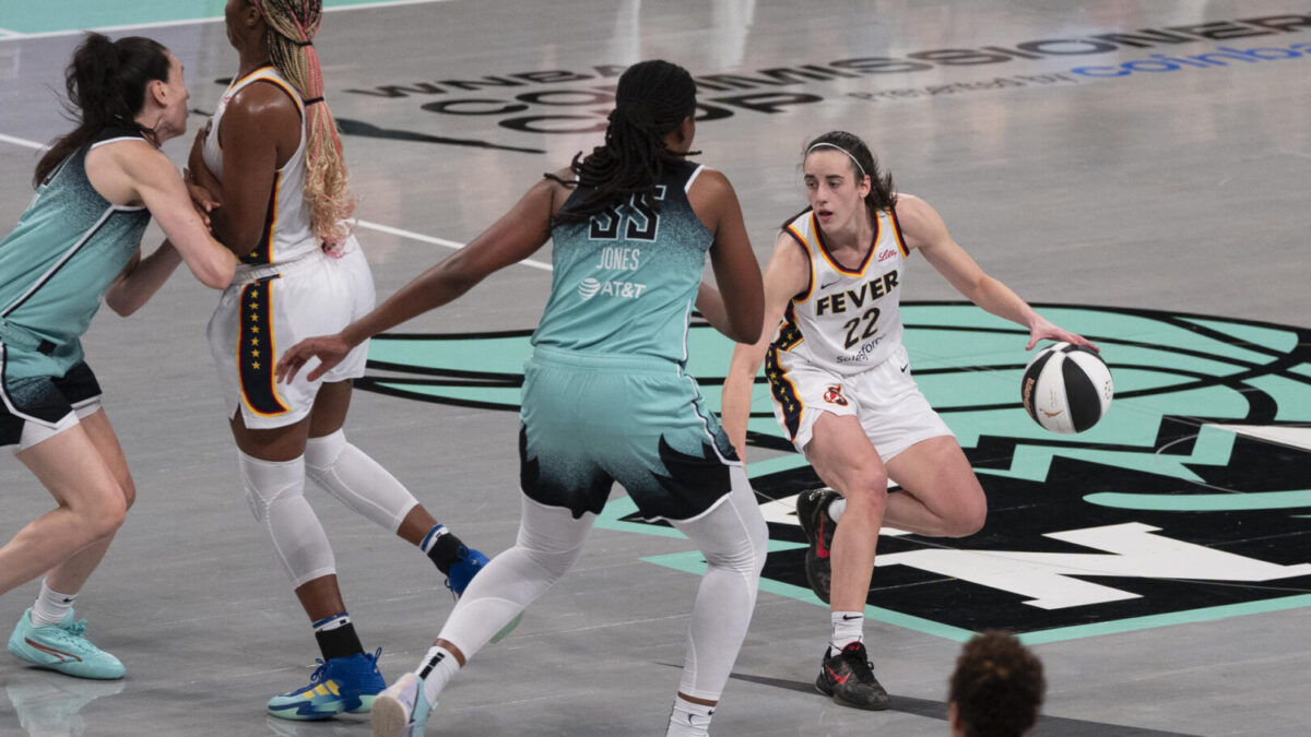 Caitlin Clark durante el partido entre New York Liberty contra Indiana Fever. EFE