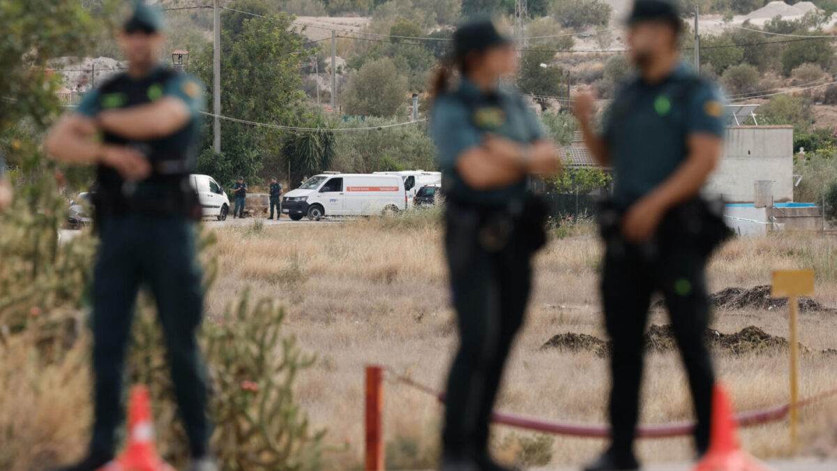 Vehículos de la Guardia Civil y de servicios fúnebres en el lugar en el que un hombre ha matado supuestamente a su mujer y al hijo de esta en un domicilio de la localidad valenciana de Benaguasil y posteriormente se ha suicidado, según han avanzado a EFE fuentes cercanas a la investigación.