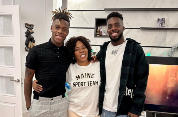 Los hermanos Williams posan con su madre, María Arthuer